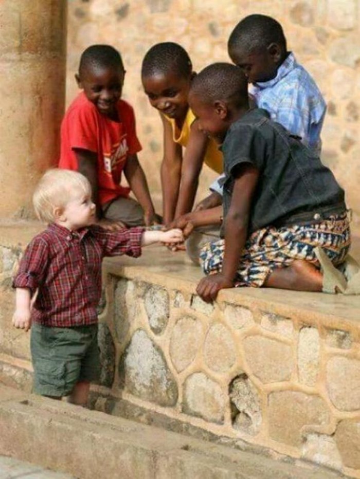 Afrička djeca prvi put u životu vide malog bijelca