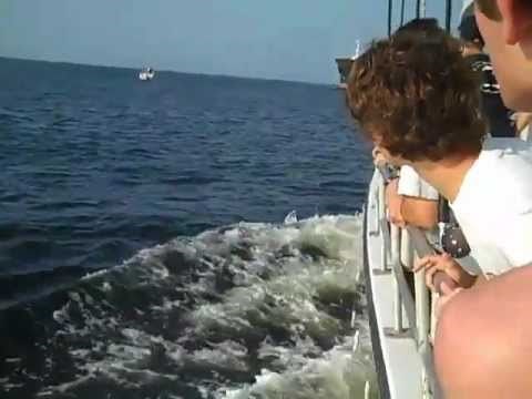 Divovski tanker prošao CENTIMETAR od vrištećeg para na gliseru