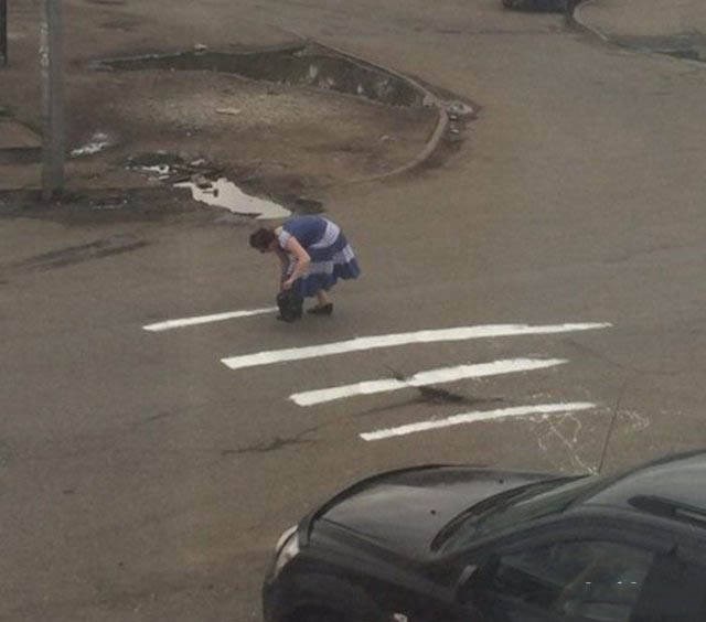 Starija žena sama napravila svoj pješački prijelaz