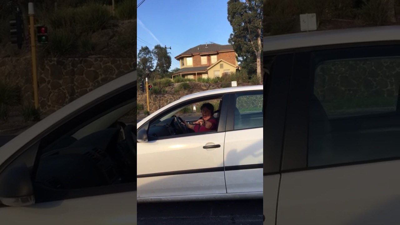 VIDEO Bijesna žena šokirala mladog vozača više od bilo čega, pogledajte njegovu reakciju!