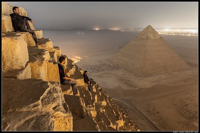 Pogled s piramide: Grad im je pod nogama