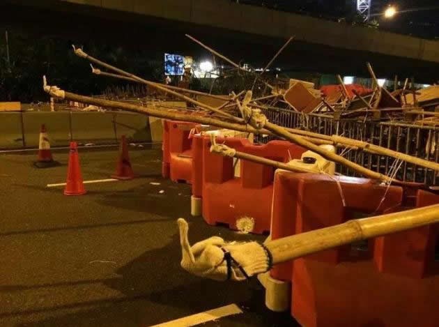 Prosvjednici, ovako se rade barikade!