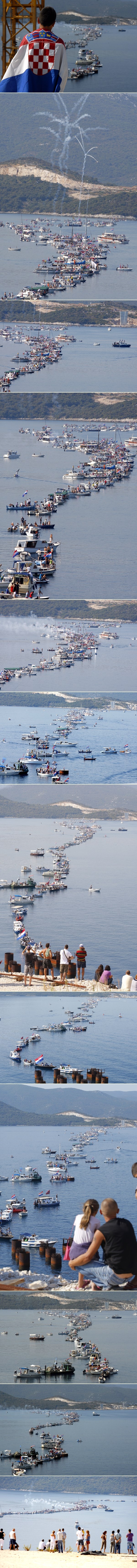 Užetom povezali barke i brodove i napravili "Pelješki most"