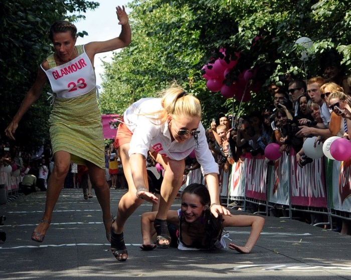 Utrka u štiklama: Ruskinje nosevima "rovale" po asfaltu