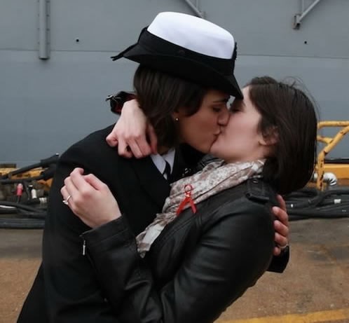 Poljubila svoju dragu nakon povratka s broda