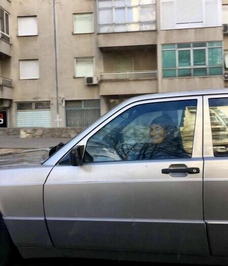 BAKA U MERCEDESU Splićanin je slikao vjerojatno najstariju vozačicu u Hrvatskoj