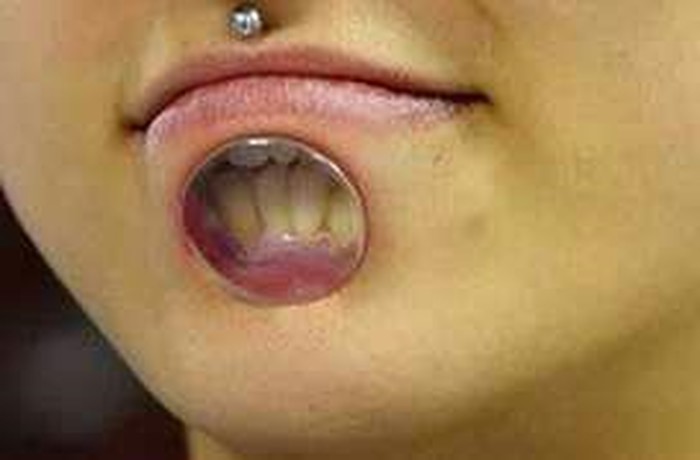 Ljudi su totalno skrenuli: Nova moda u piercingu?