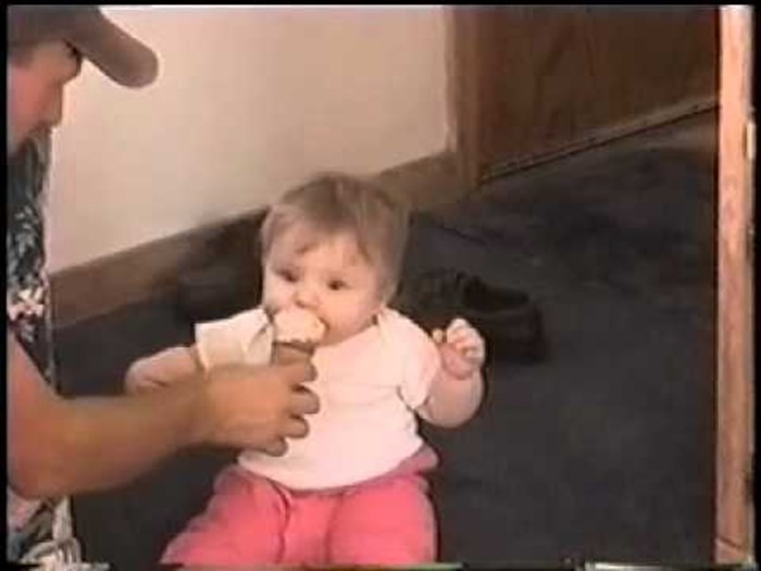 Beba prvi put jede sladoled, a njena reakcija je neprocjenjiva!