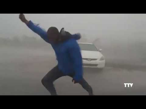 Izašao je iz vozila i "suprotstavio" se uraganu te zamalo poletio 