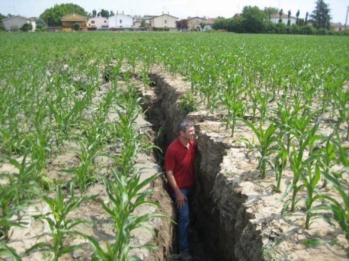 Potres u Italiji farmeru raspolovio polje