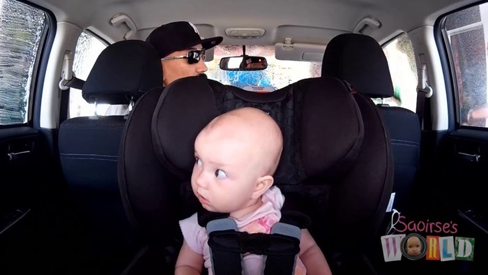 Zbunjena beba proživjela je svoj prvi odlazak u autopraonicu i nije joj se baš svidjelo
