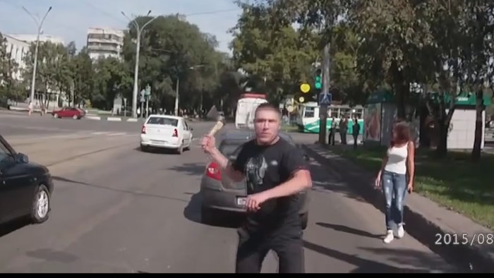 OBDARENA CURA LJUBI MONSTRUMA: Ruski vozač podivljao, nasred ceste napao sjekirom!