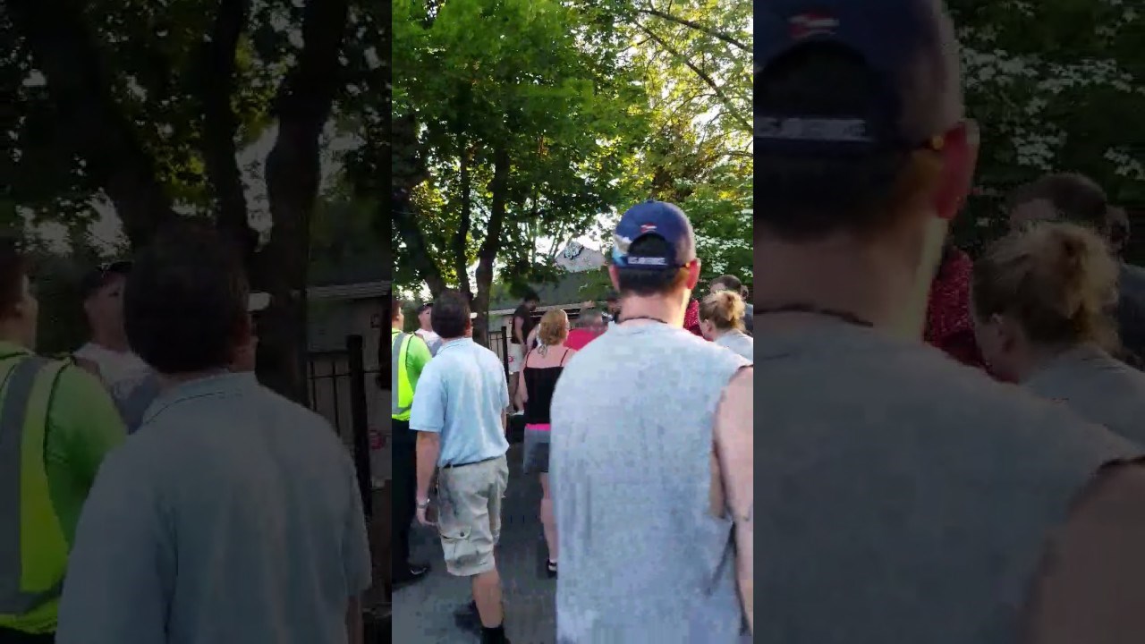 VIDEO Horor u vodenom parku: Djevojčica ostala visiti na žičari, ostali su je nagovorili da skoči!