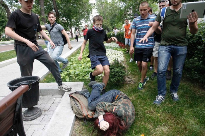 Ruski anti-gay bolesnici tuku bespomoćnu djevojku