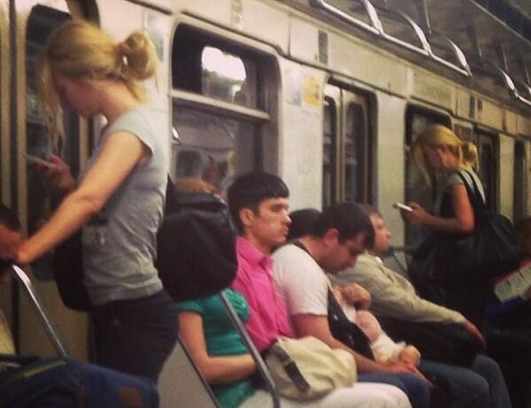 Ljudi se pretvaraju u klonove ili greška u Matrici?