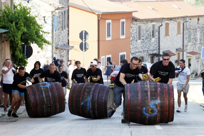 Utrka s bačvama u Brtonigli