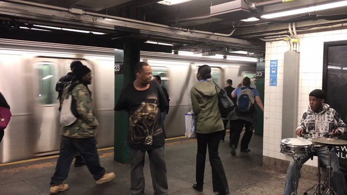 VIDEO Što ovaj lik radi na stanici podzemne željeznice?!