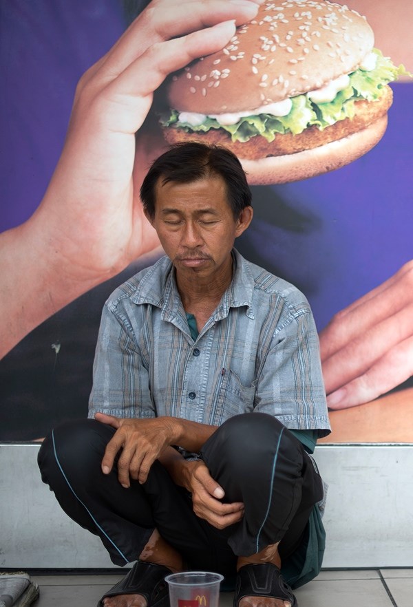 Jedni se ubijaju u smeću "brze hrane", drugi nemaju za kruh