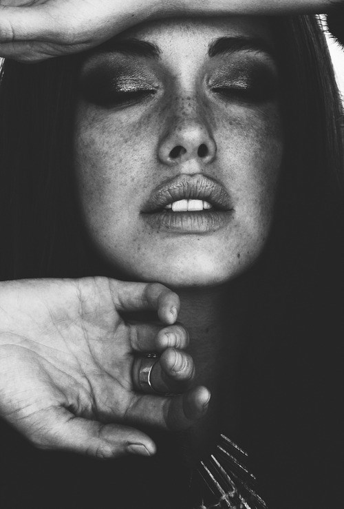 Sočne usne mame na poljubac