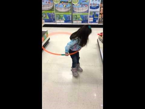 VIDEO: Djevojčica pokušava zavrtiti hulahop, ljudi vrte video na repeat