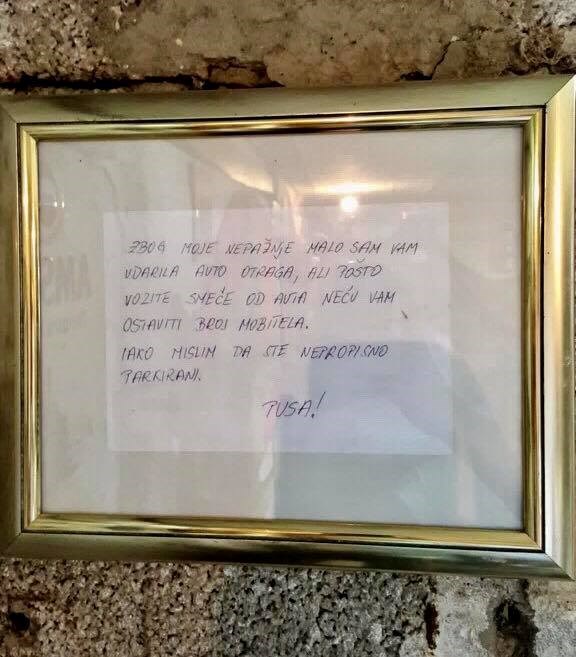 Vozač je uokvirio i objesio na zid neugodno iznenađenje koje ga je dočekalo na autu