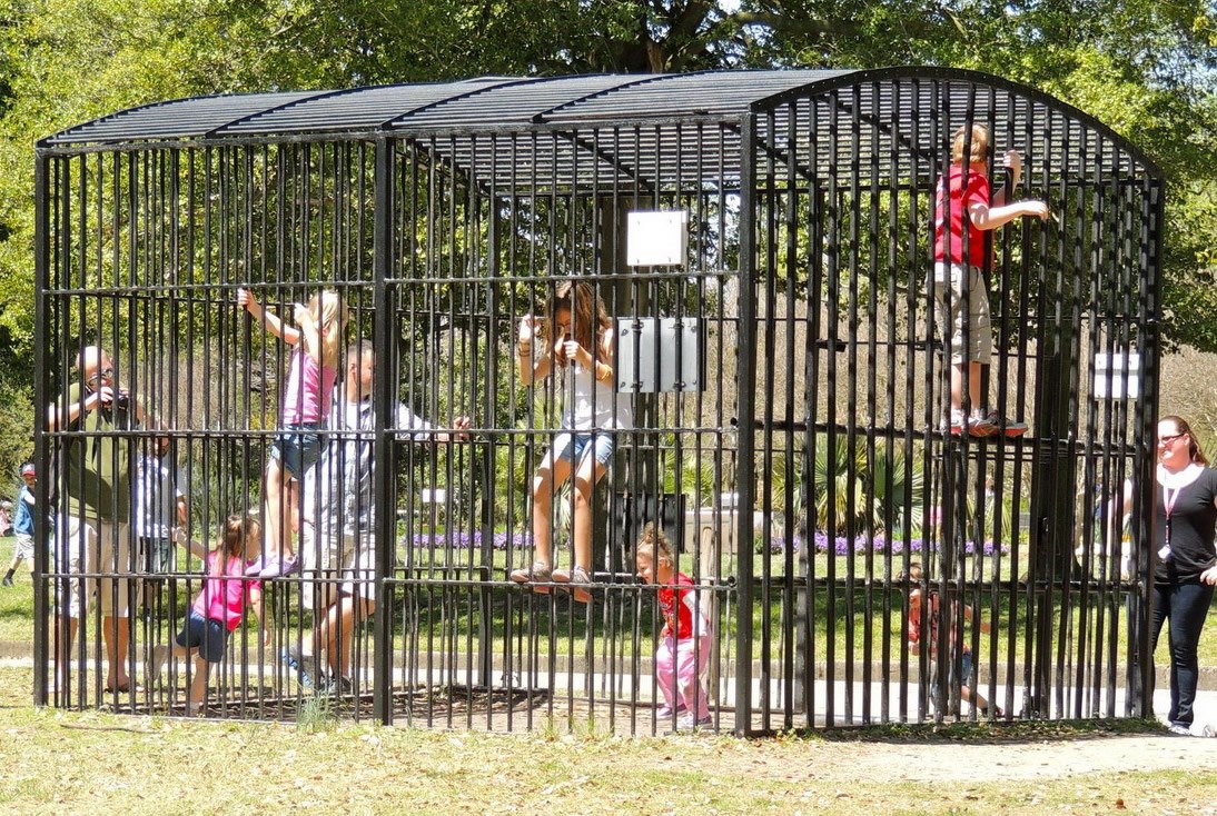 Djecu u kavez i nema brige: Moderna igrališta?