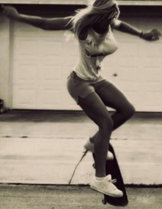 Bujna skejterica te uči par trikova