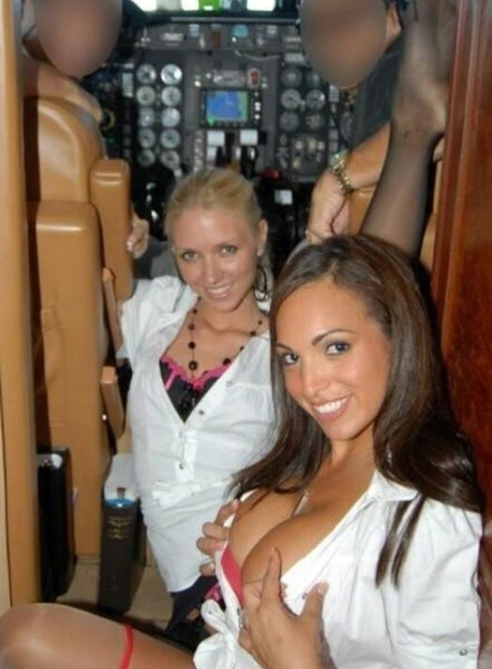 Zločeste stjuardese se zaigrale u avionu