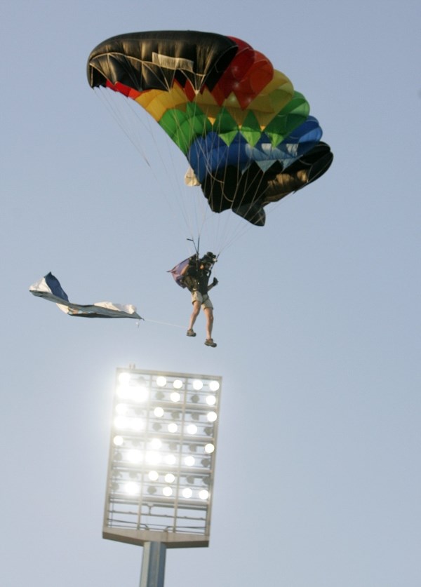 Padobranac nad osječkim Gradskim vrtom