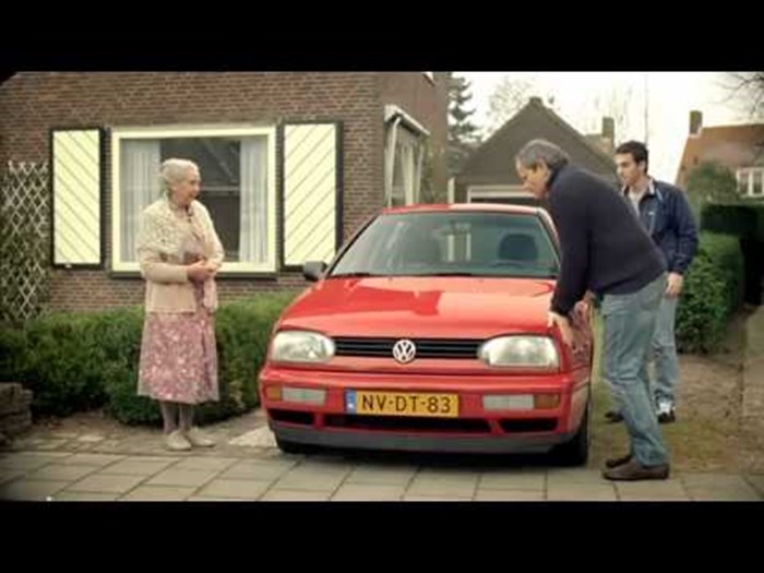 BAKA VOZAČICA: Pogledajte najluđu reklamu za VW Golf!