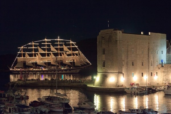 Filmski prizor: Jedrenjak isplovljava iz Dubrovnika