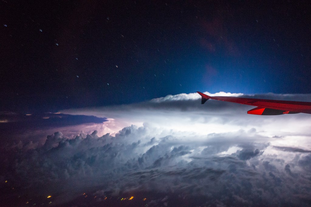 Prelazak iz noći u dan viđen iz aviona