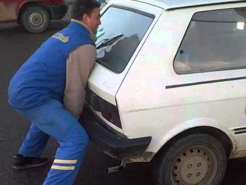 VIDEO: Snagator iz Bosne podiže automobil golim rukama