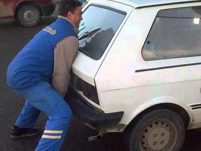 VIDEO: Snagator iz Bosne podiže automobil golim rukama