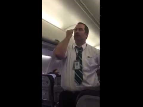 VIDEO: Putnici krepavali od smijeha na stjuardov seksi show sa sigurnosnim uputama