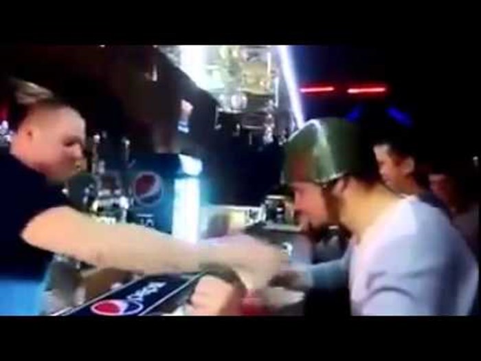 VIDEO Samo za prave "vojnike": Pogledajte kako mladi Rusi eksiraju u ovom noćnom klubu!