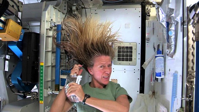 Video iz svemirske postaje: Evo kako astronauti peru kosu u bestežinskom stanju!
