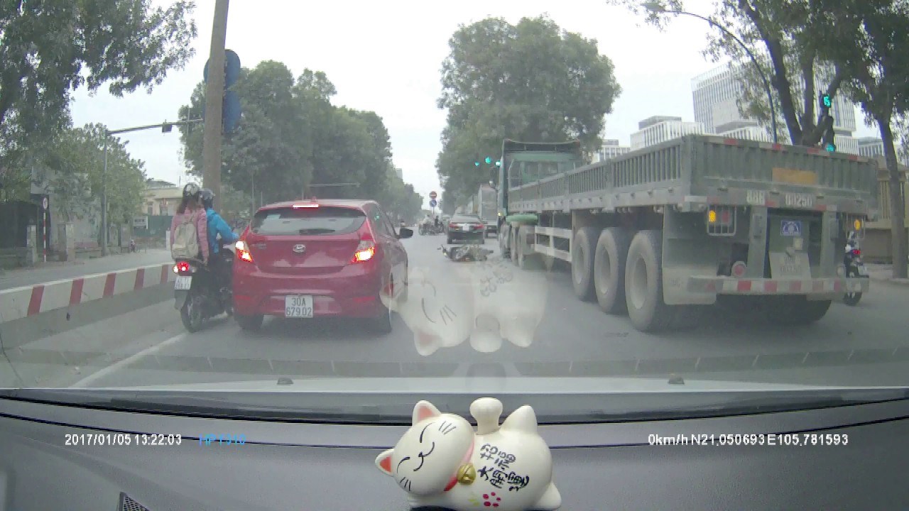 Više sreće nego pameti: Osoba završila pod kamionom pa preživjela na čudesan način!