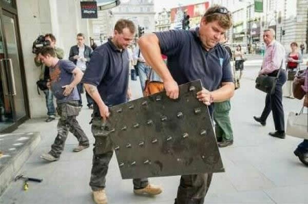 Internetom protiv zla: Uklanjaju se šiljci protiv beskućnika