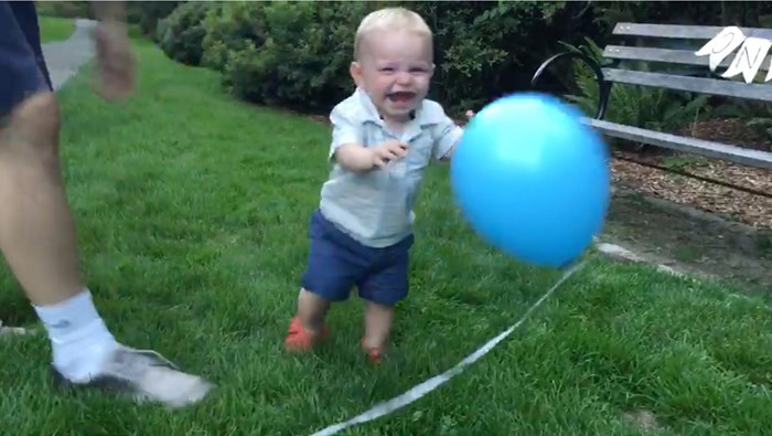 VIDEO Preslatka beba se nije mogla prestati smijati kad je tata počeo hvatati balon!