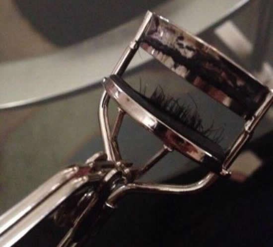 Sređivala trepavice i spotaknula se, auč!