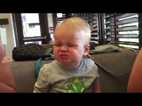 Najslađi video dana: Mališan ne želi prestati jesti brusnice iako mu se ne sviđaju