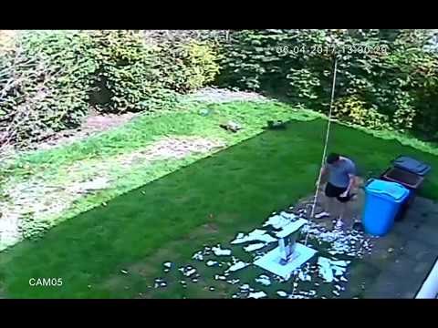 ŠTO SE OVDJE DOGODILO?! Zbog radova u kući je premještao stol, sve dok se nije dogodilo ovo...