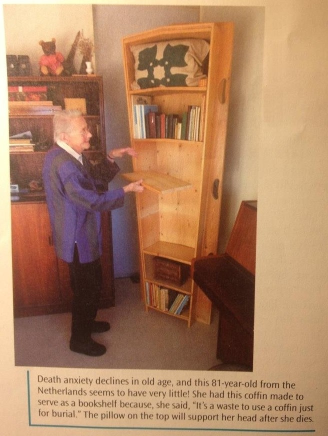 Lijes mu do smrti služi kao polica za knjige