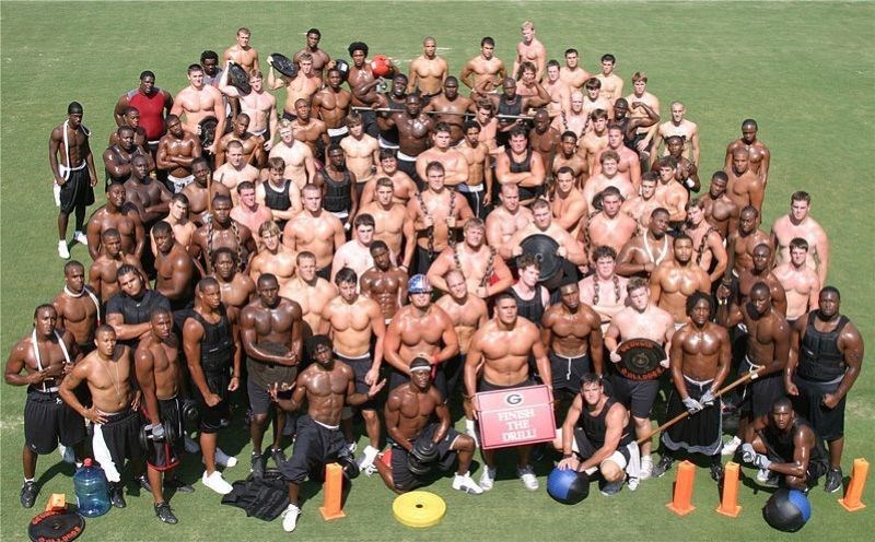 Desert za žene: Brdo polugolih mišića s igrališta