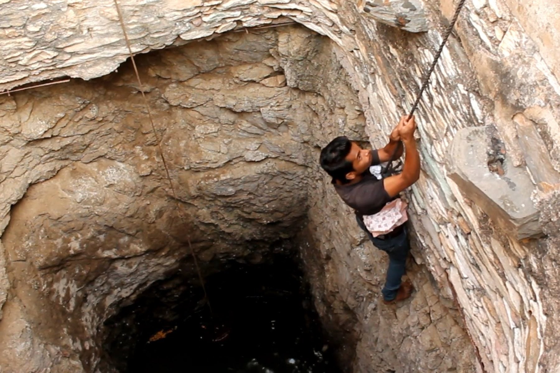 VIDEO: Iscrpljen u dubokom bunaru - njegov život je visio o koncu