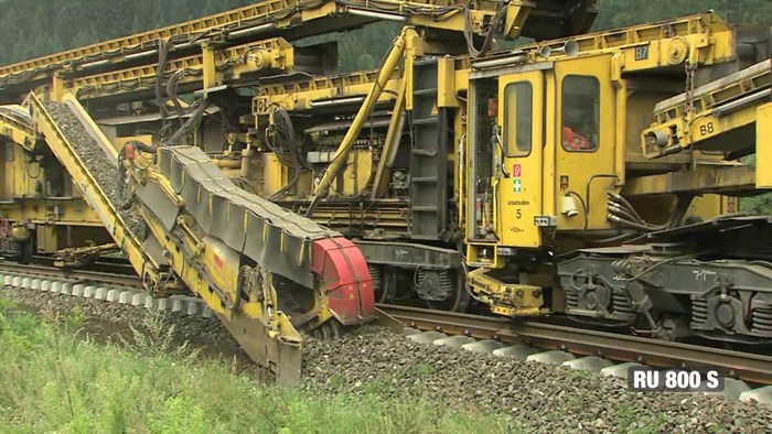 IMPRESIVNO Austrijanci koriste stroj koji sam slaže željezničku prugu, pogledajte kako to izgleda!