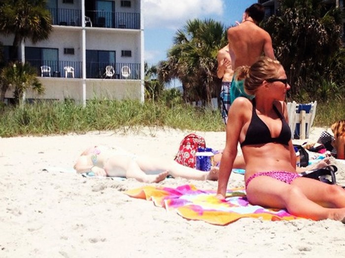 Blijeda žena se sunča, pronađi je ako možeš