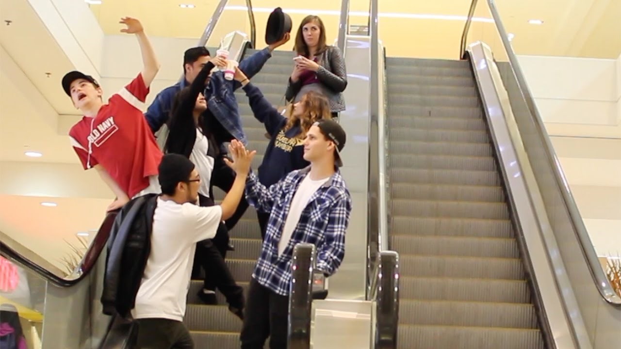 Snimili su popularni Mannequin Challenge u javnosti, evo kako su ljudi reagirali!