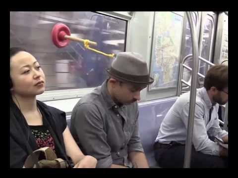 VIDEO: Genijalan način kako malo odspavati u javnom prijevozu